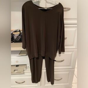 Chicos pants and top with zippers on sleaves